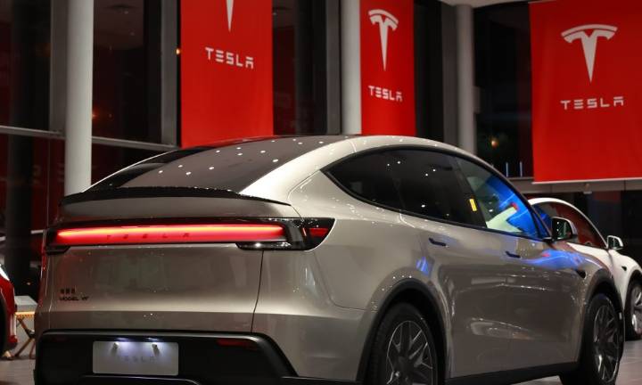 Tesla Model Y L sold out for September 2025