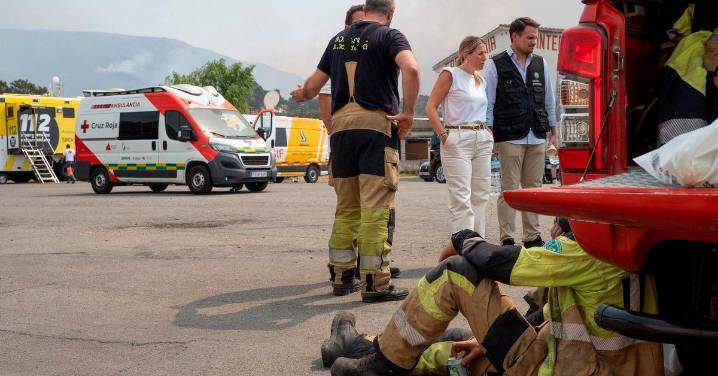 Juanma Moreno informa del envío de 50 efectivos del Infoca y dos aviones para luchar contra los incendios en Castilla y León y Extremadura