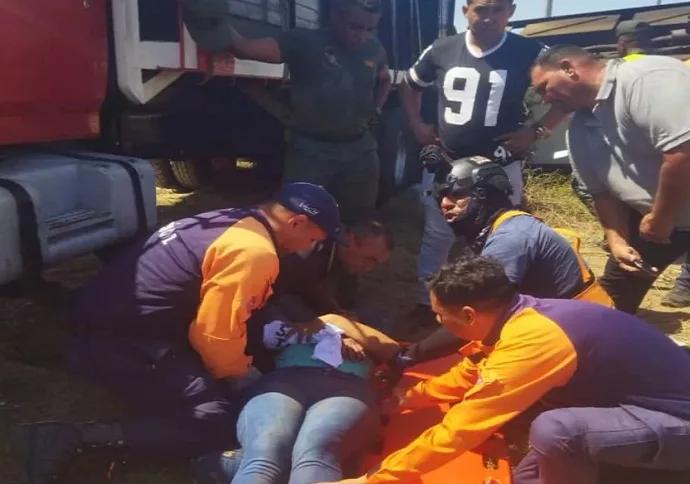 Un muerto y nueve heridos tras volcar camioneta de pasajeros en Falcón
