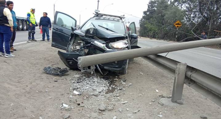 Lima: Poste cae sobre vehículo y provoca fuerte congestión vehicular en vía Evitamiento