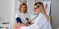 Los 6 consejos esenciales para reducir la presión arterial, según nuevas guías médicas