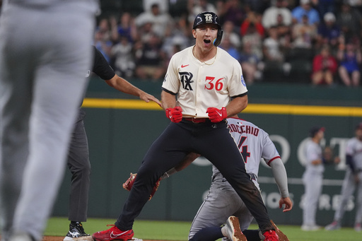 Pederson logra doblete de la victoria de Rangers, 4