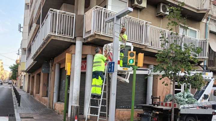 Ya es Navidad: Mataró compra las luces de Vigo y las cuelga en pleno agosto