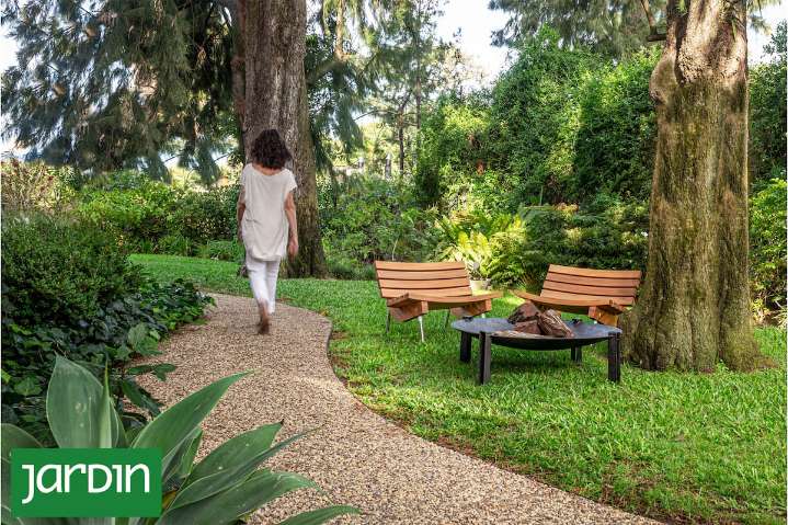 No son solo un lugar de paso. Cuáles son las funciones de los senderos y cómo diseñarlos para que acompañen el estilo de tu jardín