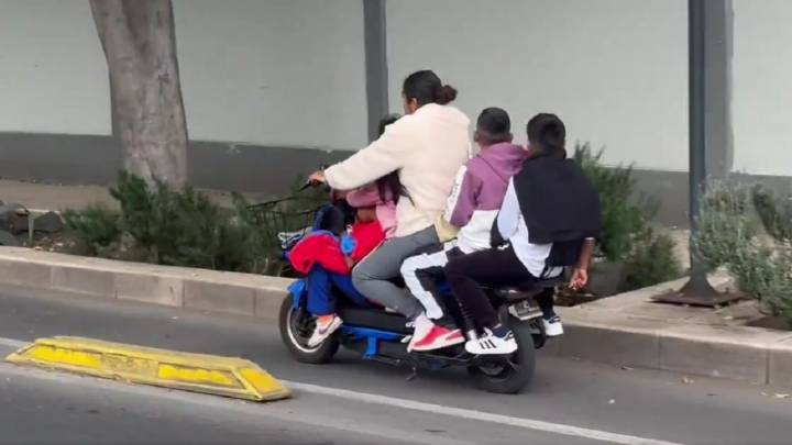 Tunden a mujer por trasladar a cuatro menores a bordo de una motoneta en ciclovía de Tlalpan