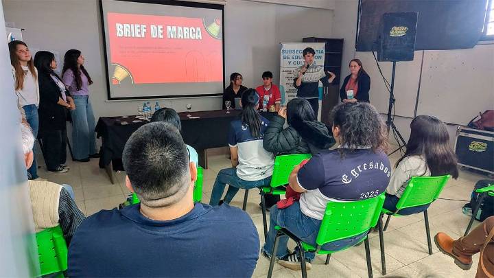 Alumnos de la UCSE disertaron sobre "Recursos de comunicación para la difusión de la cultura" en la Feria del Libro 2025