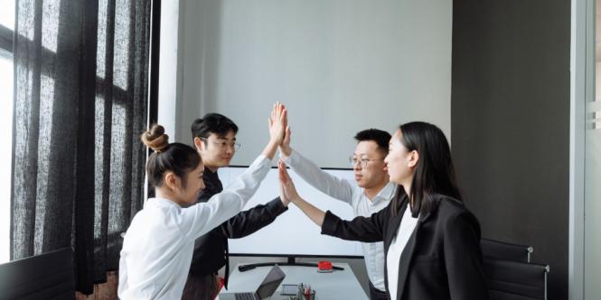 La curiosa moda china: los jóvenes pagan para simular que trabajan en una oficina