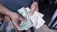 El dólar se dispara y el bolívar se devalúa mientras Maduro "resiste la amenaza imperial"