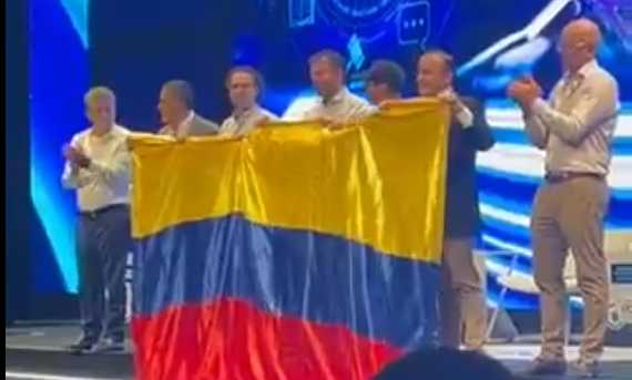 Aplausos de aprobación: así recibió el Congreso de la Andi a alcaldes de Medellín, Cartagena, Bogotá, Barranquilla y Cali que salieron juntos con bandera de Colombia