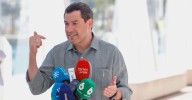 Juanma Moreno reaparece en la Feria de Málaga tras los incendios: "Menos tuits y más trabajar"