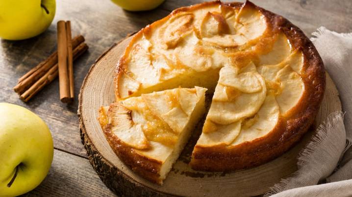 Sin harina ni azúcar: cómo hacer torta de manzana húmeda, saludable y sin gluten