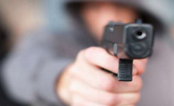 Mataron a una mujer delante de su hijo en Villa Luzuriaga