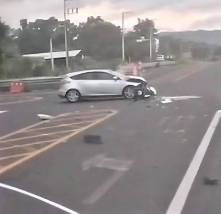 SE REPORTA CHOQUE Y VOLCADURA DE DOS VEHÍCULOS