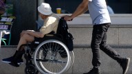 Casi 100.000 personas, atrapadas en las listas de espera de la dependencia de Cataluña