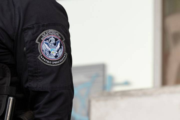 Sean Dunn libra cargos por lanzar sandwich a un agente de CBP