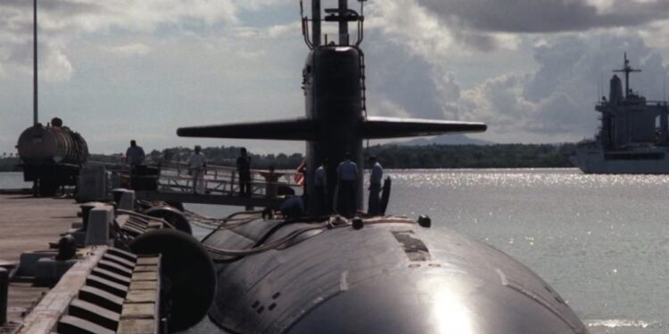 Un submarino nuclear y un buque lanzamisiles se unen a la flota de EEUU en el Caribe, intensificando la presencia frente a Venezuela