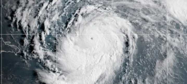Huracán Erin se convertirse en tormenta de categoría 5 en el Atlántico cerca de las islas del Caribe