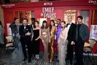 Murió el asistente de dirección de Emily in Paris en pleno rodaje de la quinta temporada
