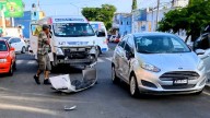 Conductor de camioneta colectiva provoca accidente y deja abandonada su unidad
