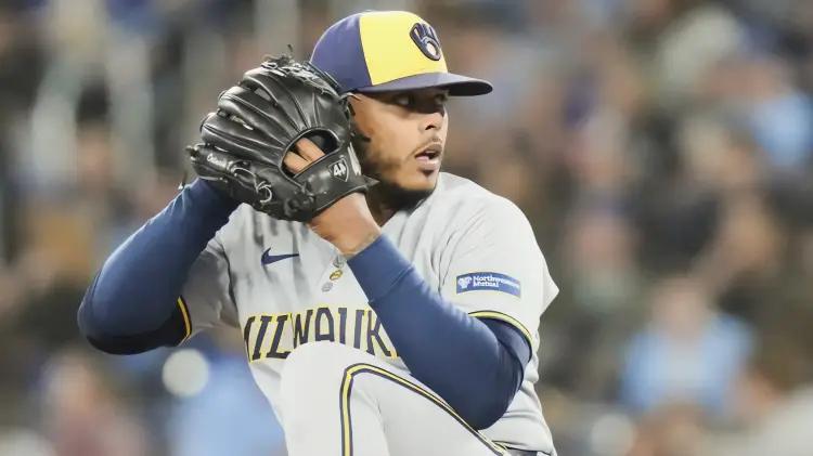Freddy Peralta domina con 16 triunfos y Milwaukee arrasa en serie