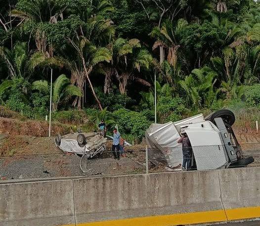 SE REPORTÓ IMPACTANTE CHOQUE Y VOLCADURA