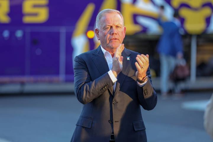 Brian Kelly Honors Longtime LSU Staffer for 35 Years of Loyalty with One Big Demand Brian Kelly’s tribute to a 35-year LSU legend came with one unforgettable demand that says more than any trophy Khos