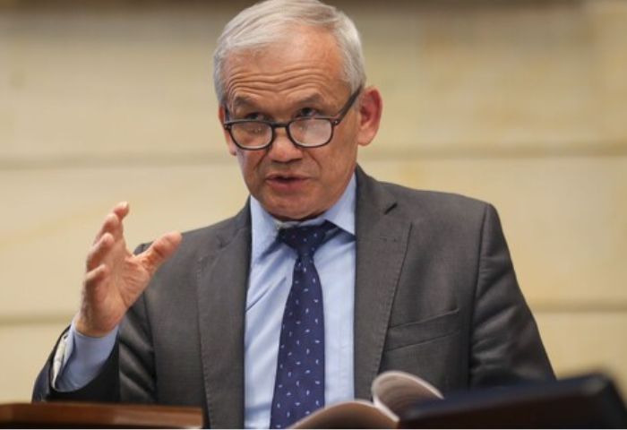 Las contradicciones del gobierno frente a asilo de Carlos Ramón González
