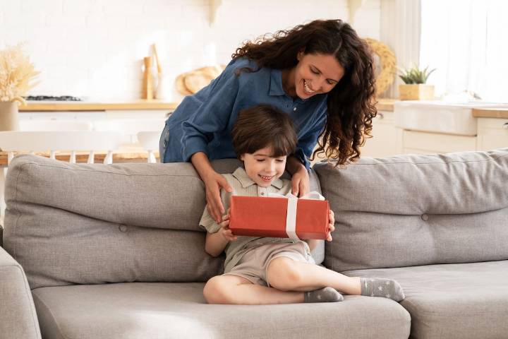 Saludos y buenos deseos. 150 frases para enviar en el Día del Niño
