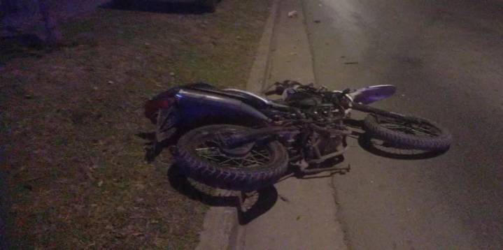 Falleció un motociclista en B° Marqués de Sobremonte, tras perder el control y chocar contra un árbol