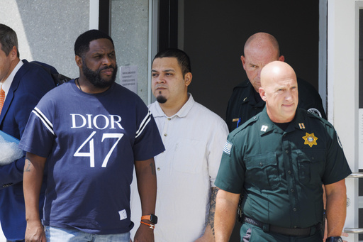 Liberan a Kilmar Ábrego García de cárcel en Tennessee; esperará juicio reunido con su familia