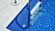 Encuentran el cadáver de una persona en una piscina en extrañas circunstancias