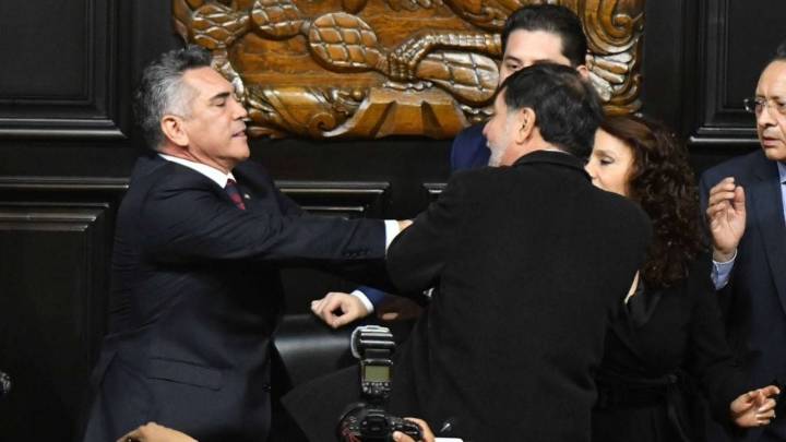 Alejandro Moreno y Gerardo Fernández Noroña se van a los golpes en el pleno; el priista le pedía la palabra