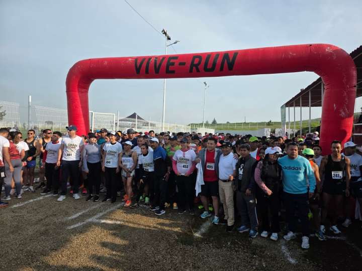 Participan jóvenes en rodada y carrera por la paz y contra las adicciones