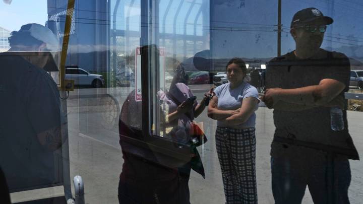 Gobierno de Trump pide a Corte Suprema quitar restricciones a detención de migrantes en California