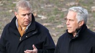 "Chica de nadie": la autobiografía de una víctima de Jeffrey Epstein vuelve a sacudir a la monarquía británica