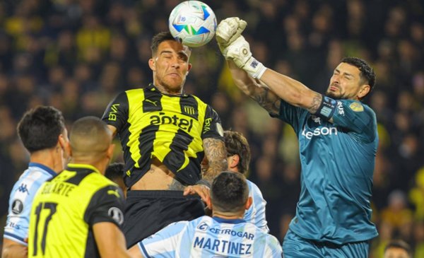 En una picante noche en Montevideo, Peñarol le ganó a Racing por la ida de los octavos de la Copa