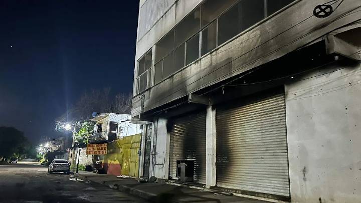 Incendio consume 80% del inventario de mueblería en Cuautla; investigan posible extorsión