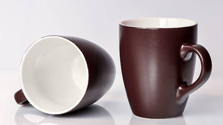 El truco infalible para eliminar las manchas más difíciles de las tazas