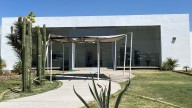 Mujer es encontrada muerta en el patio de su casa; su hija hizo el terrible hallazgo