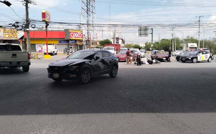 Aparatoso accidente deja motociclista lesionado en Apodaca