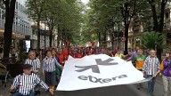 Un millar de personas asisten a la marcha por los presos de ETA en Bilbao que la AVT pidió prohibir