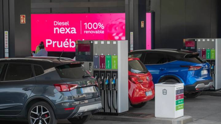 El precio de la gasolina sigue a la baja en pleno verano y llenar el depósito es hasta 5,7 euros más barato