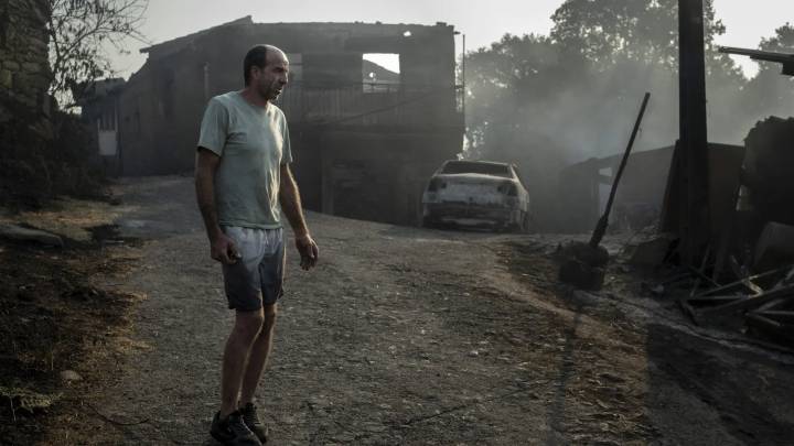 Aldeas arrasadas y vecinos contra las llamas, el drama que dejan los incendios en Galicia