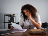 Gen Z retira su jubilación para deudas: la supervivencia desplaza el ahorro