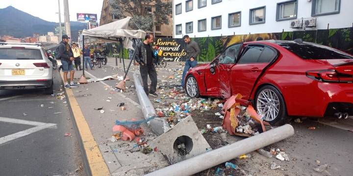 En video: grave accidente en Bogotá por vehículo de alta gama que impactó un poste y dejó tres heridos