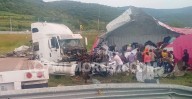 Michoacán: tráiler vuelca en Copándaro y aprovechan para llevarse mercancía