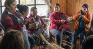 Mujeres por el mar: Las 200 artesanas y recolectoras indígenas que cuidan 20 espacios costeros de Chile con saberes ancestrales