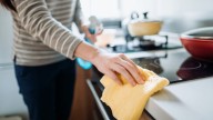 Ni amoniaco ni varsol. La potente mezcla casera para sacar la grasa de los muebles de cocina