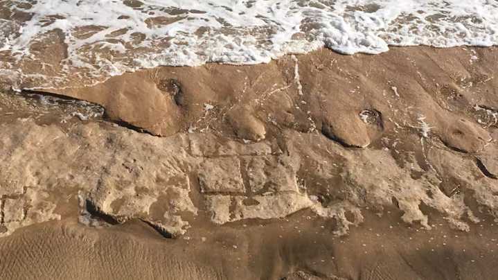Petroglifos de hace unos 500 años emergen de la arena en Hawaii