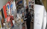 VIDEO. Falsos deliverys asaltaron un almacén cerca del Parque San Martín